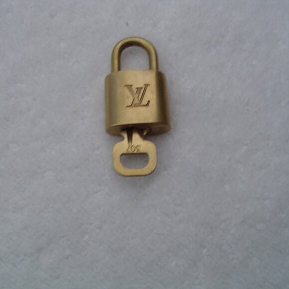 AUTHENTIC LOUIS VUITTON GOLD PADLOCK WITH KEY #307 - Picture 3 of 13